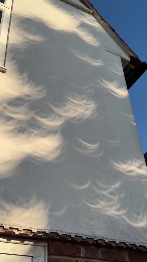 Solar Eclipse Casts Eerie Shadows On House, London, England, UK - 12 Aug 2026 Vídeos de archivo 343130237