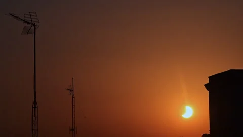 Solar Eclipse Crescent Past Totality Madrid Rooftop TV Antennas Silhouette Dusk Vidéo 347494760