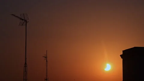 Solar Eclipse Diamond Ring Crescent Madrid Rooftop Antennas Silhouette Dusk Vidéo 347494480