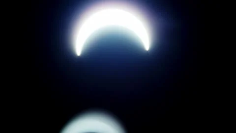Solar eclipse in the Dubai desert. almost anular phase of the eclipse. Vídeo Stock 135710759