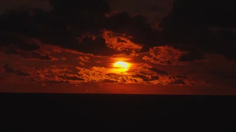 Solar eclipse during sunset over ocean with clouds Vídeo Stock 342172553