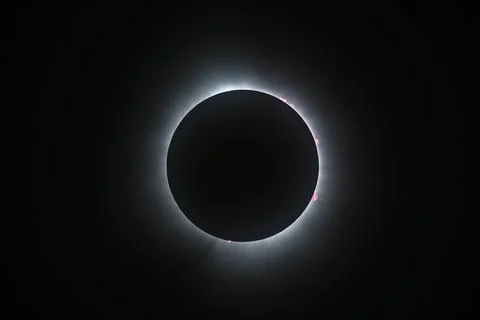 Solar eclipse featuring a diamond ring effect and baileys beads 库存照片