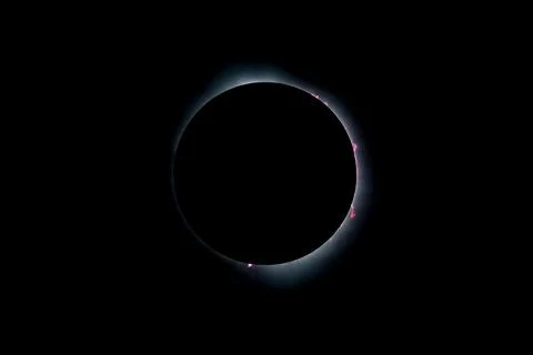 Solar eclipse featuring a diamond ring effect and baileys beads 库存照片