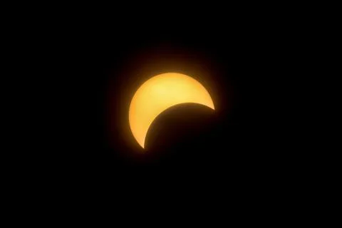 Solar eclipse featuring a diamond ring effect and baileys beads 库存照片