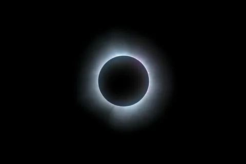 Solar eclipse featuring a diamond ring effect and baileys beads 库存照片