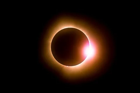 Solar eclipse featuring a diamond ring effect and baileys beads 库存照片