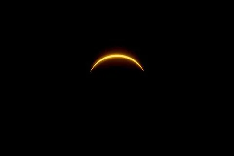 Solar eclipse featuring a diamond ring effect and baileys beads 库存照片