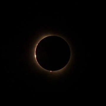 Solar eclipse with the light being seen through lunar canyons. 스톡 사진
