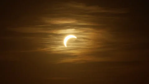 Solar Eclipse Munich 2026 Zoom In From Wide 60fps ProRes 422 HQ 動画素材 342106226