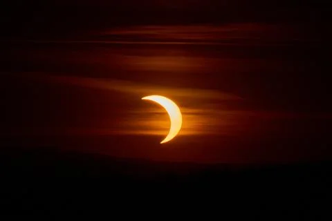 Solar eclipse over the landscape, showing dark lunar silhouette gliding acros Foto stock