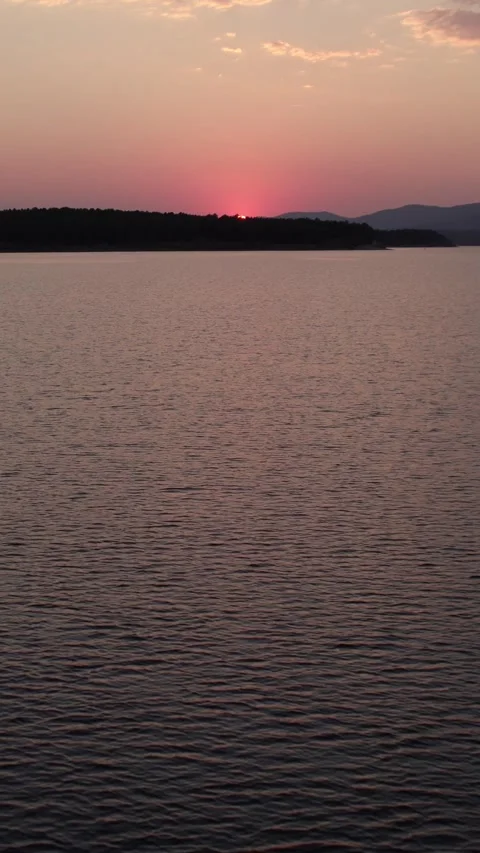 Solar eclipse setting over the Cuerda del Pozo Reservoir in Soria Видео 342554742