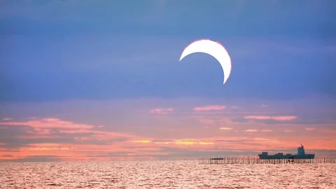 Solar eclipse sunset on the ocean with cargo ship and red orange yellow clo.. 動画素材 271077130