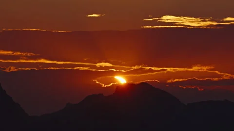 Solar Eclipse Timelapse Sun Setting Behind Mountain Ridge at Sunset 库存影片 346280069