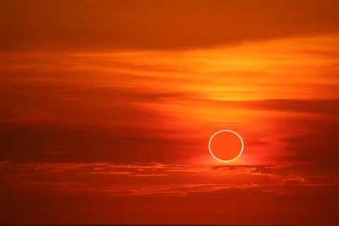 Solar eclipses during the sun fall over the sky in evening 库存照片