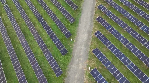 Solar farm array on hillside in Baltimore County Maryland 스톡 동영상 283609394