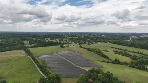 Solar farm array on hillside in Baltimore County Maryland 스톡 동영상 283609423
