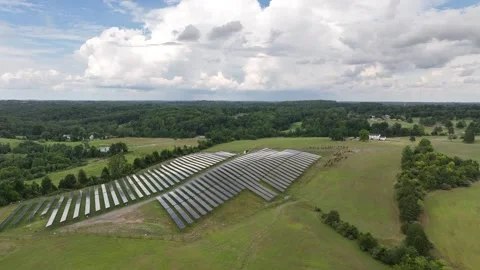 Solar farm array on hillside in Baltimore County Maryland 스톡 동영상 283609426