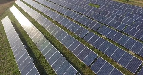 Solar Farm Array of Photovoltaic Panels Generate Clean Energy Alternative Power Vidéo 80171579