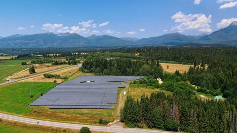 Solar farm between a rural road and the Tatra Mountains. An array of blue Vídeo Stock 346190876