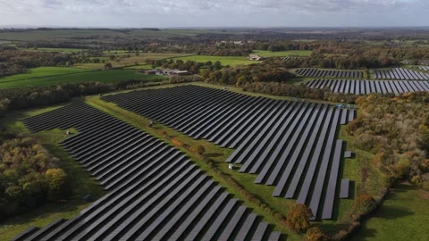 Solar farm panels generating renewable energy in countryside landscape Видео 346958363