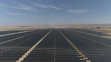 Solar field drone in Stockbeeldmateriaal 85813787