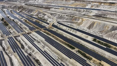 Solar Fields in open old coal mine Vídeos de archivo 332708729