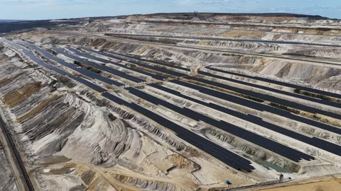Solar Fields in open old coal mine Vídeos de archivo 332708759