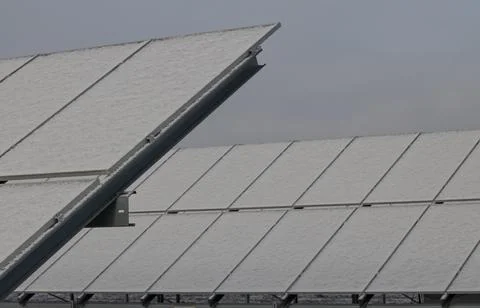Solar panel after snow in winter. Performance. Foto stock
