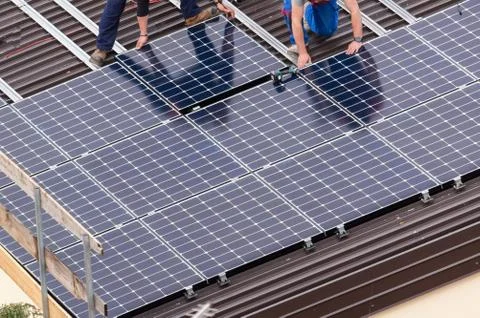 Solar panel and workers. Foto stock
