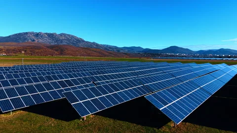 Solar panel array in field with mountain range background Stock-Footage 330789005