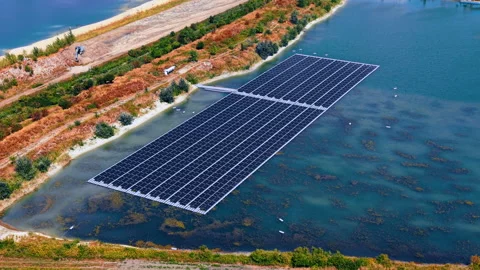 Solar panel array floating on shallow water with visible algae Vídeo Stock 345830040
