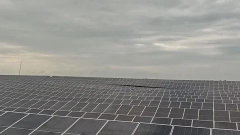Solar panel array installation under overcast grey cloudy sky 库存影片 348099536