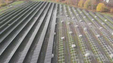 Solar Panel Construction on Rural Field, Pull Back Aerial Vídeos de archivo 146950681