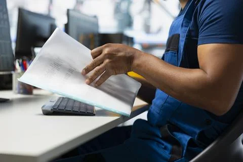 Solar panel engineer reviews system designs on computer setup Foto stock