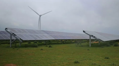 Solar panel farm and wind turbines energy park in the UK 库存影片 133503964