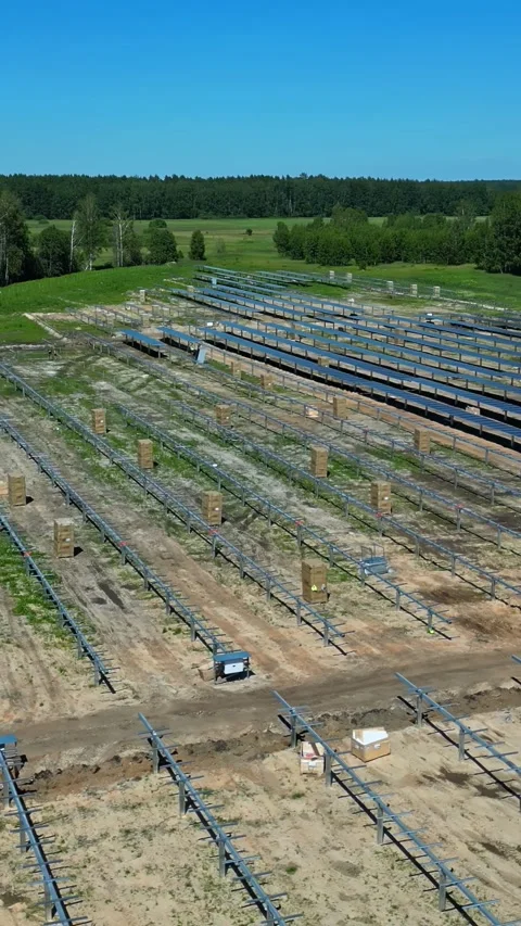 Solar panel farm construction with metal frameworks, vertical video 스톡 동영상 337137670
