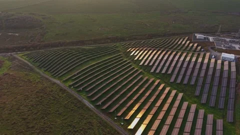 Solar panel installation in a green landscape during sunset Vidéo 330002550