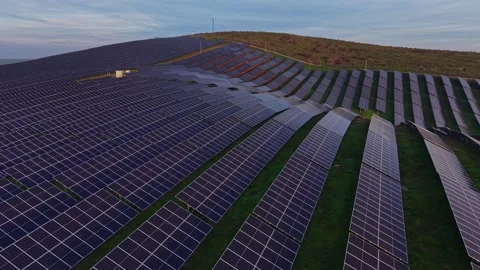 Solar panel installation on hillside under afternoon light 库存影片 330002736