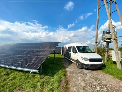 Solar panel installation with service van in rural countryside Foto stock