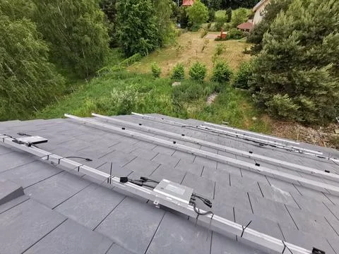 Solar panel mounting structure with microinverters Foto stock