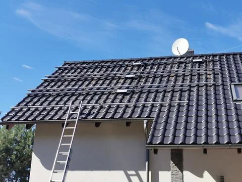 Solar panel mounting structure with microinverters Foto stock