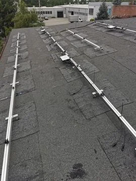 Solar panel mounting structure with microinverters Foto stock