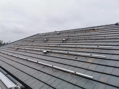 Solar panel mounting structure with microinverters Foto stock