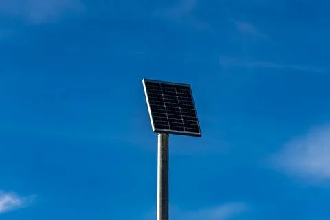 Solar Panel on Pole Against Clear Blue Sky Stockfoto's