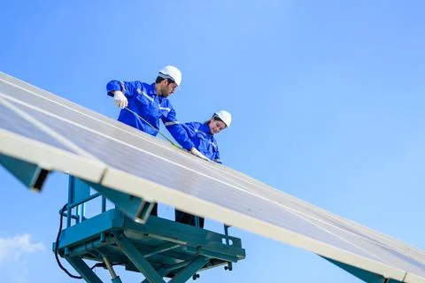 Solar panel station, Engineer installing solar panel at solar energy farm field Foto stock