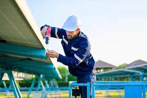 Solar panel station, Engineer installing solar panel at solar energy farm field Foto stock