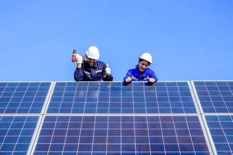 Solar panel station, Engineer installing solar panel at solar energy farm field 스톡 사진