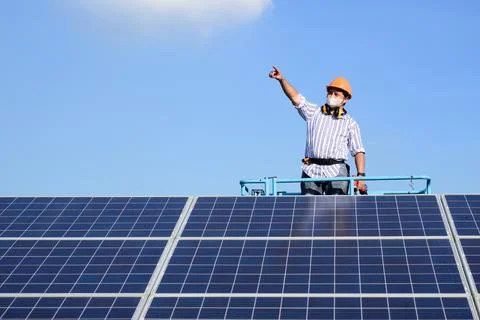 Solar panel station, Engineer installing solar panel at solar energy farm field Foto stock