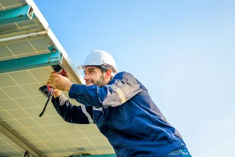 Solar panel station, Engineer installing solar panel at solar energy farm field 스톡 사진