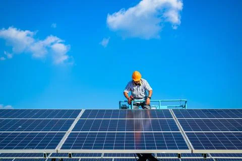 Solar panel station, Engineer installing solar panel at solar energy farm field 스톡 사진